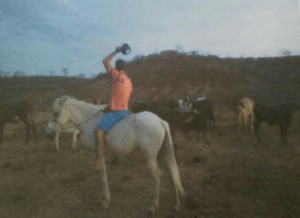 É comum o vaqueiro ajuntar o gado para o curral no fim da tarde (Foto: Breno Gomes da Luz).